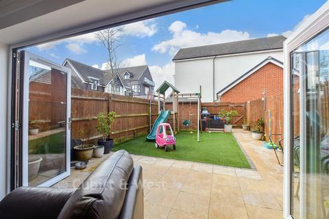 3 bedroom end of terrace house for sale, Huxley Drive, Oxted RH8