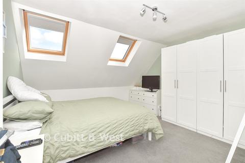 3 bedroom end of terrace house for sale, Huxley Drive, Oxted RH8