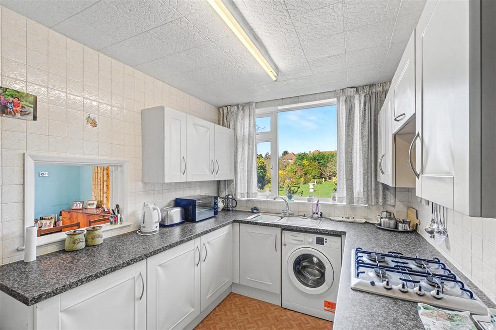 Kitchen 2.jpeg