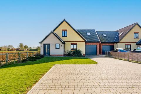 3 bedroom detached house for sale, Field View Close, Norwich NR16