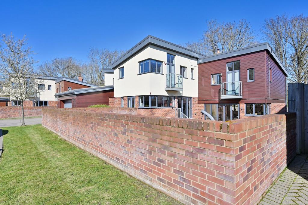 Detached house exterior, garden