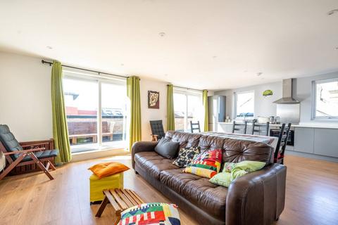 3 bedroom flat to rent, Fifth Avenue, Manor Park, London, E12