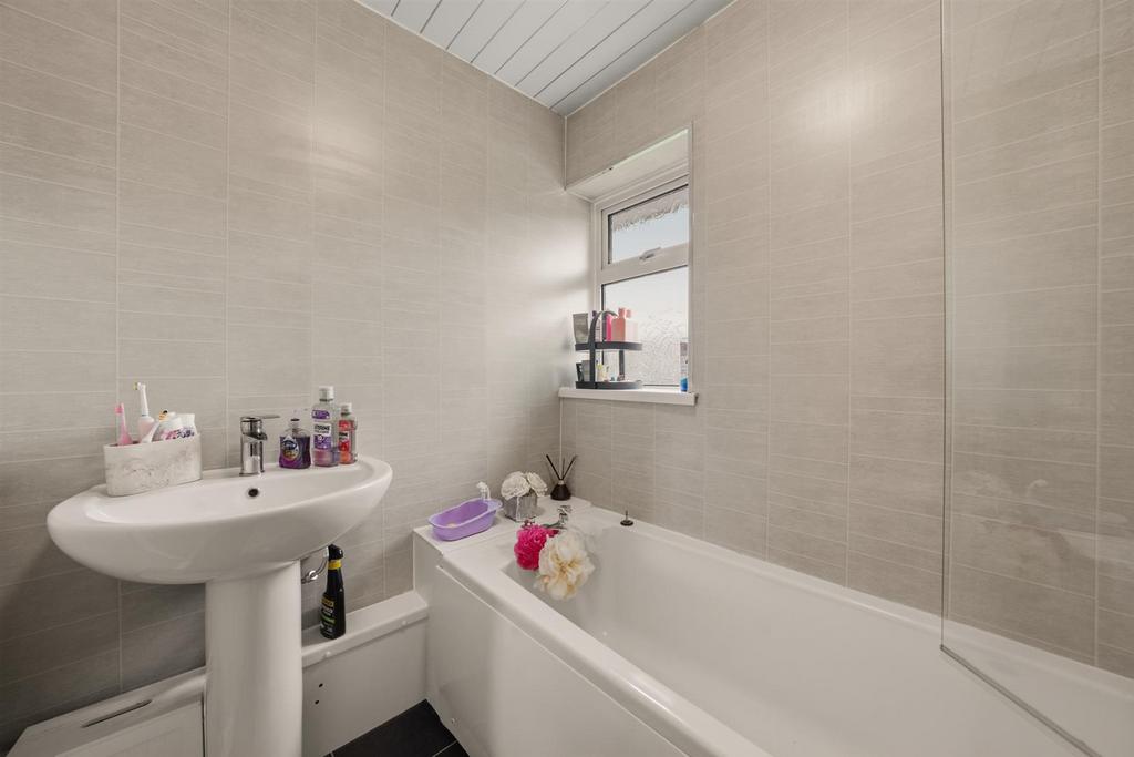 11 Tenby Close-16.jpg