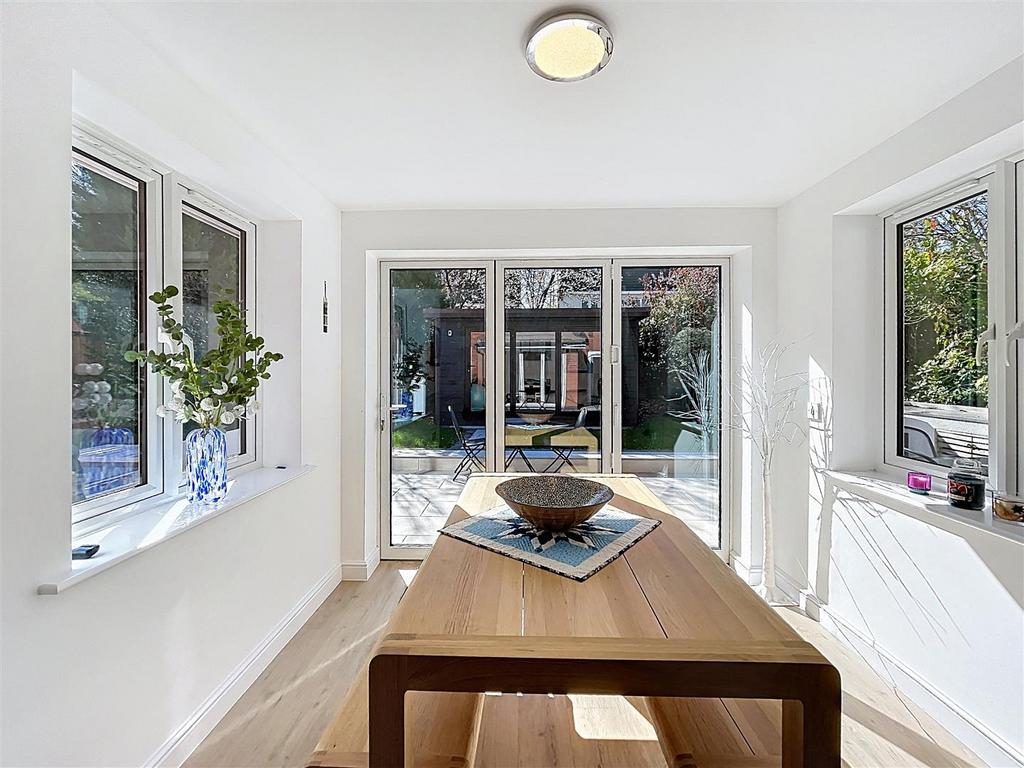 Open Plan Kitchen &amp; Breakfast Area.