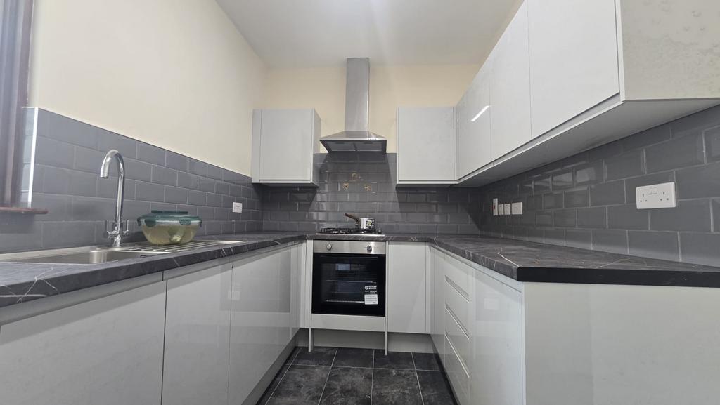 5 bed flat to rent Cranbrook Road, Gants Hill IG2