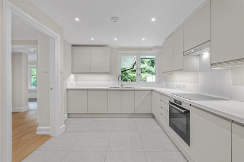 4 bedroom flat to rent, West Heath Road, Hampstead, NW3