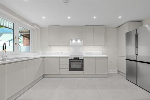 4 bedroom flat to rent, West Heath Road, Hampstead, NW3