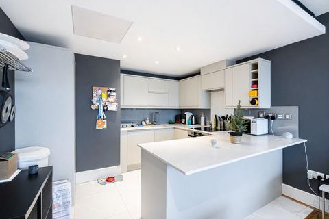 2 bedroom flat for sale, Brewhouse Lane, London, SW15