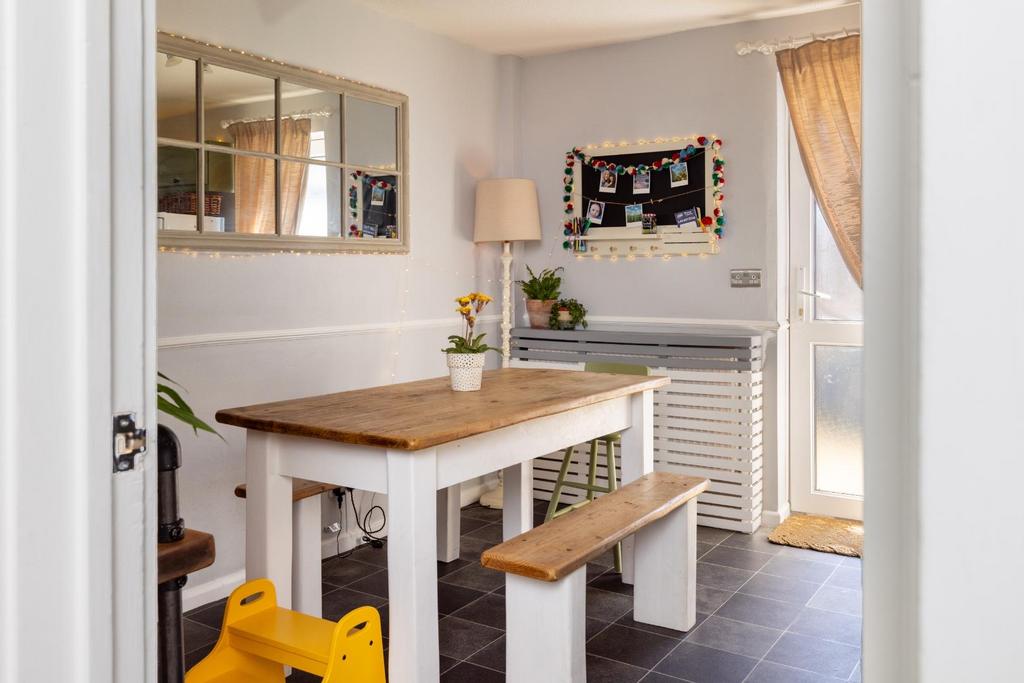16 Lambourn Close-7.jpg