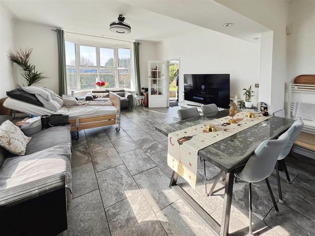 Lounge/Dining