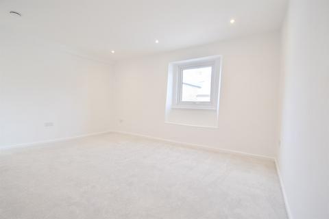 2 bedroom flat to rent, Storrington, West Sussex, RH20