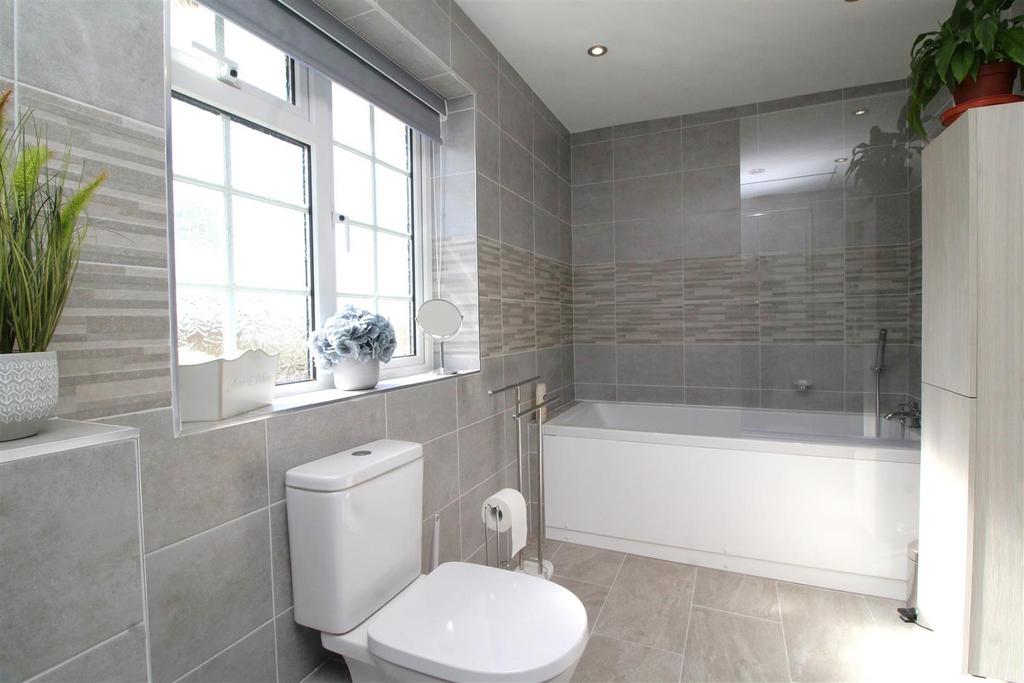 Bathroom 2 .JPG