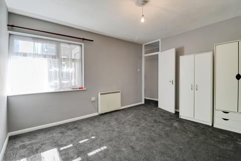 2 bedroom flat to rent, London Road, Benfleet, SS7