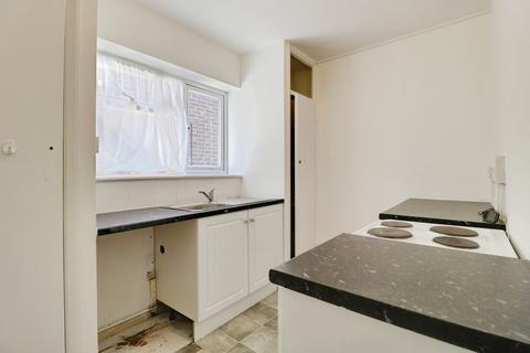 2 bedroom flat to rent, London Road, Benfleet, SS7