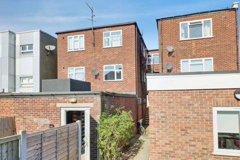 2 bedroom flat to rent, London Road, Benfleet, SS7