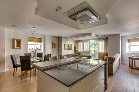 3 bedroom flat to rent, Lords Court, London W6
