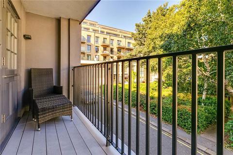 3 bedroom flat to rent, Lords Court, London W6