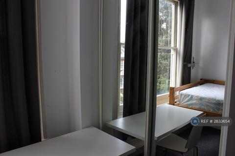 1 bedroom in a house share to rent, Clifton Road, Kingston Upon Thames, KT2