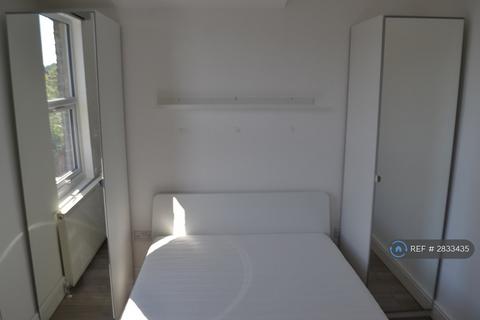 Studio to rent, Mayfair Avenue, Ilford, IG1
