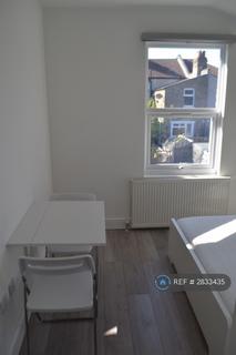 Studio to rent, Mayfair Avenue, Ilford, IG1