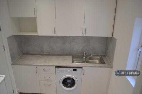 Studio to rent, Mayfair Avenue, Ilford, IG1