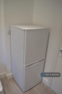 Studio to rent, Mayfair Avenue, Ilford, IG1