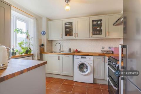 2 bedroom flat to rent, Sunningdale Close, London, SE16