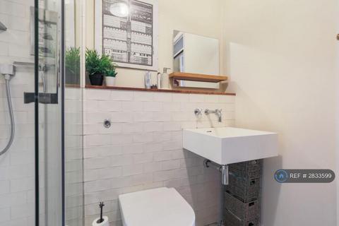 2 bedroom flat to rent, Sunningdale Close, London, SE16