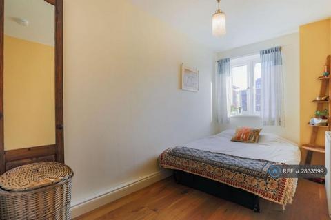 2 bedroom flat to rent, Sunningdale Close, London, SE16