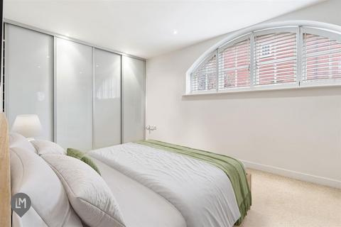 3 bedroom flat for sale, Arcadian Place, London