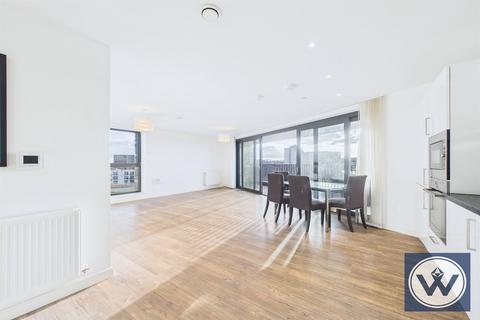 3 bedroom flat to rent, Kingfisher Heights, London, E16