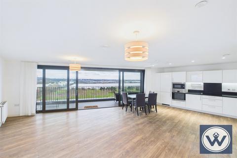 3 bedroom flat to rent, Kingfisher Heights, London, E16