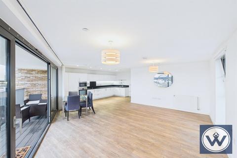 3 bedroom flat to rent, Kingfisher Heights, London, E16