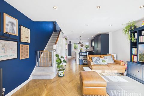 3 bedroom semi-detached house for sale, Phipps Close, Aylesbury HP20