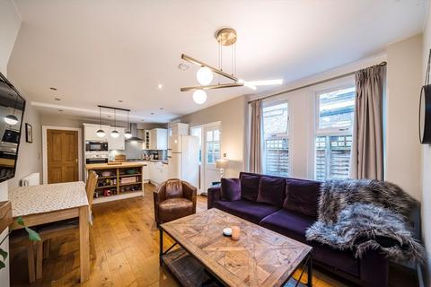 3 bedroom flat for sale, Weir Road, London SW12