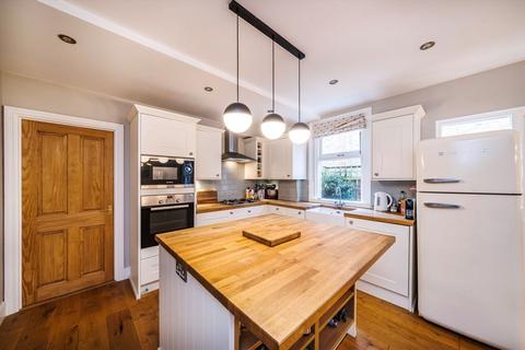 3 bedroom flat for sale, Weir Road, London SW12