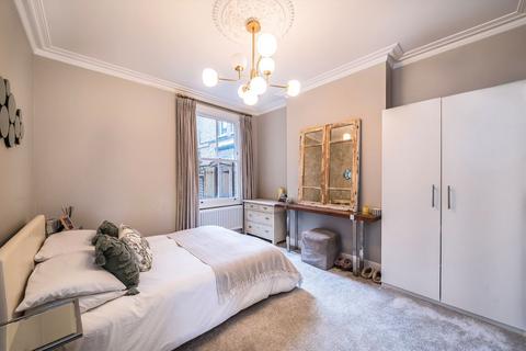 3 bedroom flat for sale, Weir Road, London SW12