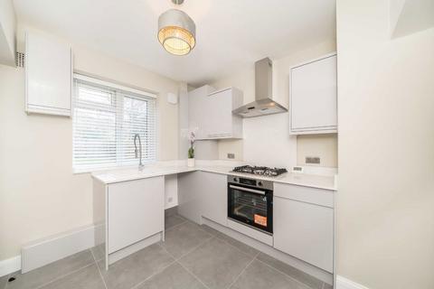 3 bedroom flat for sale, The Limes, London SW18