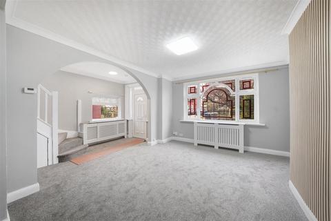 5 bedroom semi-detached house to rent, Abbotts Drive, Wembley