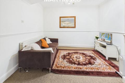 1 bedroom flat to rent, High Street, Staines TW18