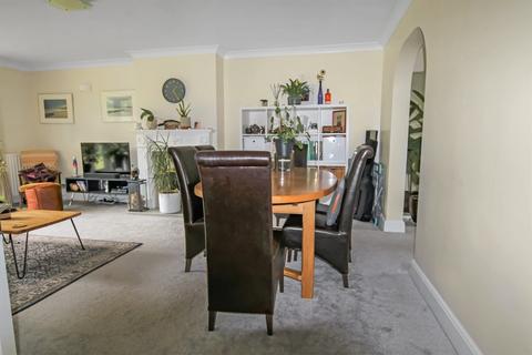 3 bedroom apartment to rent, Park Lawn