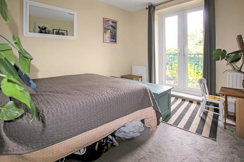 3 bedroom apartment to rent, Park Lawn