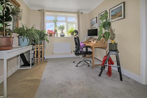 3 bedroom apartment to rent, Park Lawn