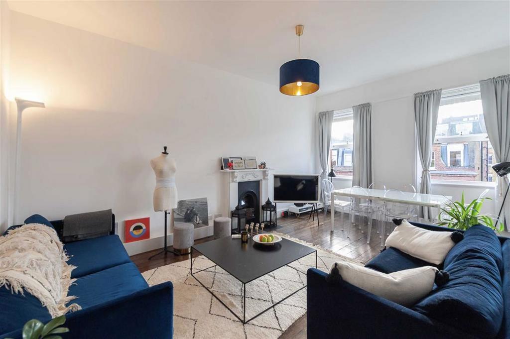 2 bedroom flat to rent in London