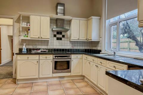 2 bedroom flat to rent, Abbey Park Road, Grimsby, NE Lincolnshire, DN32