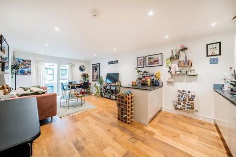 2 bedroom flat for sale, Fairbourne Road, London SW4