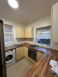 2 bedroom flat to rent, High Road, Romford RM6