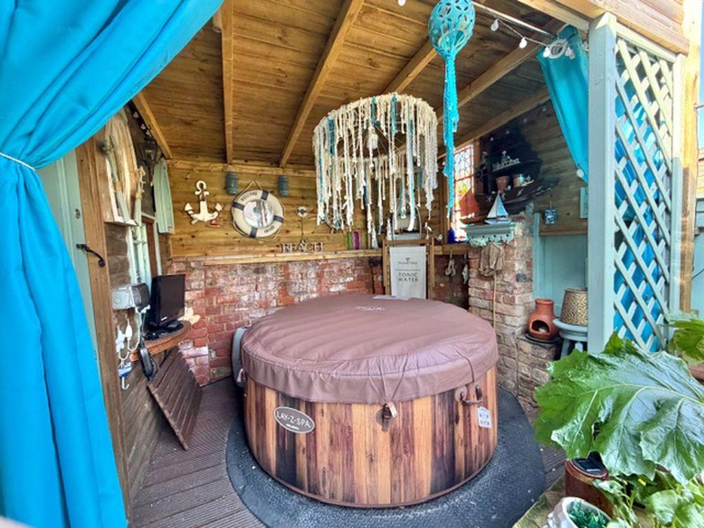 Covered jacuzzi area