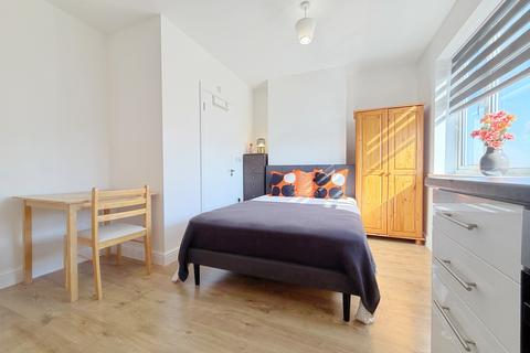 Studio to rent, Whitchurch Lane, Edgware HA8