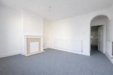 3 bedroom end of terrace house to rent, Regent Road, Gillingham